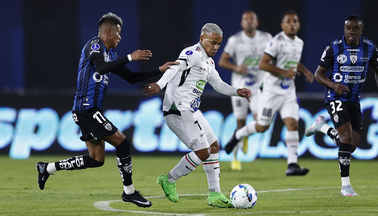 El barranquillero Michael Barrios, delantero del Once Caldas, durante el partido de ida contra Independiente del Valle.