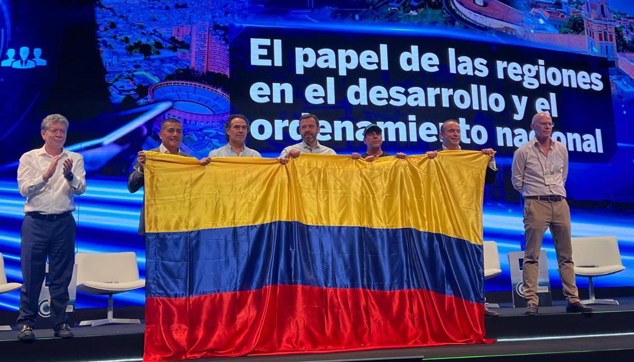 Buce Mac Master junto a alcaldes. 