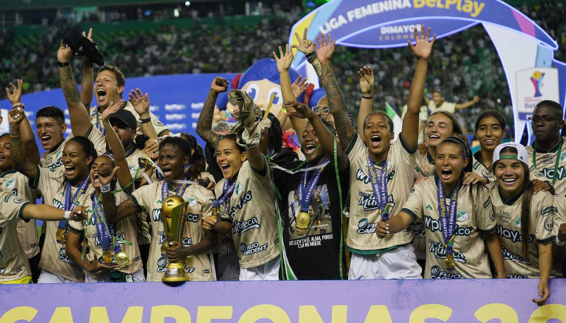 Jugadoras de Deportivo Cali celebran con el trofeo de la Liga Profesional Femenina Colombia.