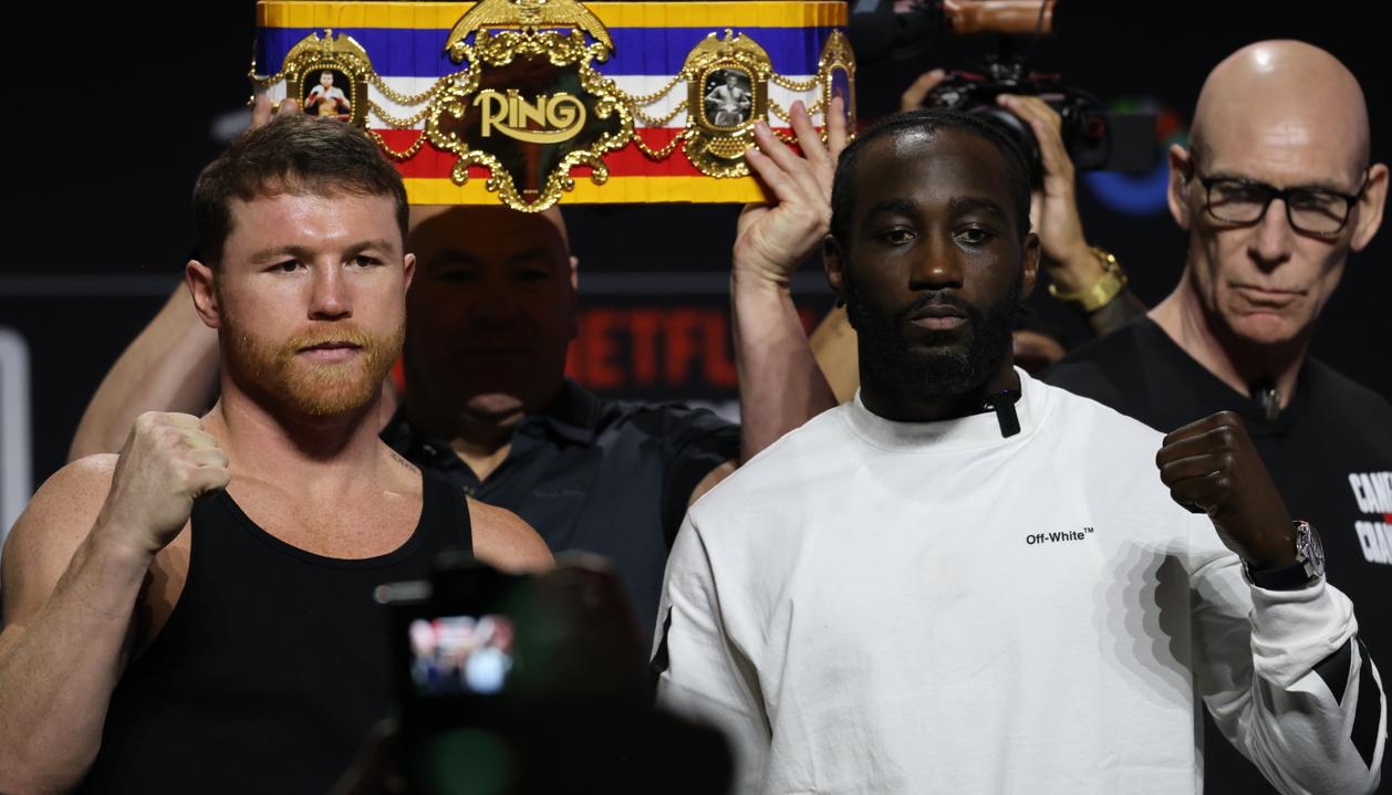 Saúl 'Canelo' Álvarez y Terence Crawford posan antes de su combate de este sábado en Las Vegas.