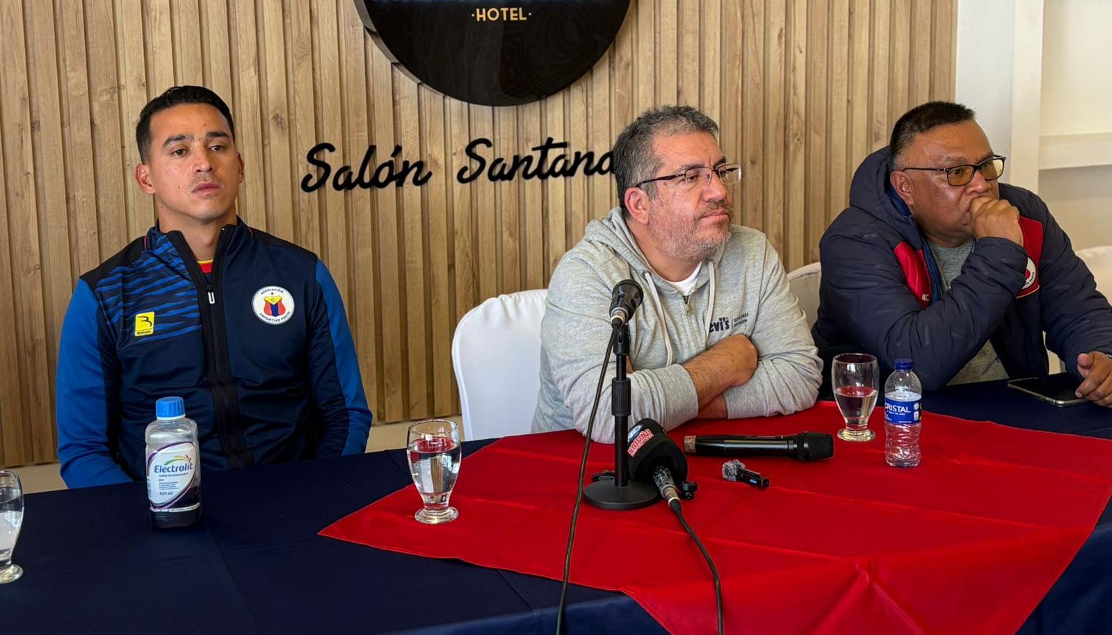 Camilo Ayala, técnico del Pasto, y Óscar Casabón (centro), presidente del Pasto, durante la rueda de prensa.