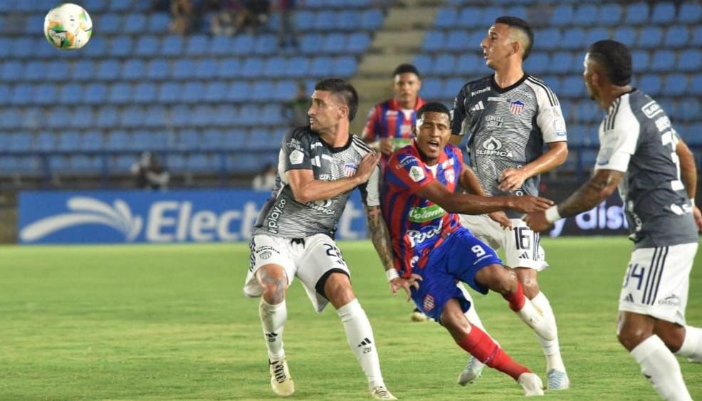 Guillermo Celis disputa la pelota con Cristian Iguarán, del Unión Magdalena. 