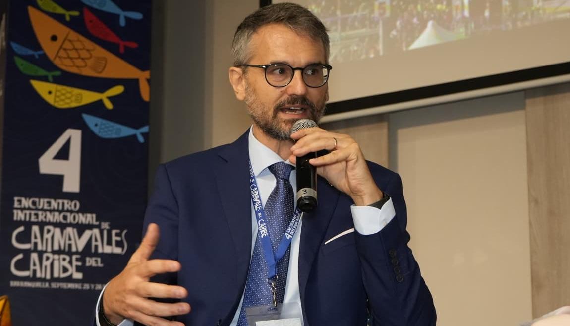 El conferencista Andrea Mazzi, conversando del Carnaval de Viareggio, Italia. 