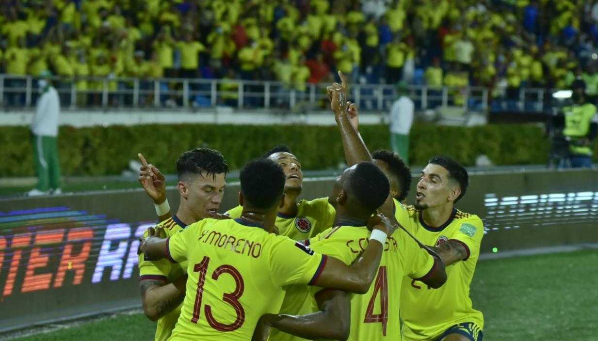 Jugadores de Colombia celebrando un gol a Bolivia en la Eliminatoria 2022.