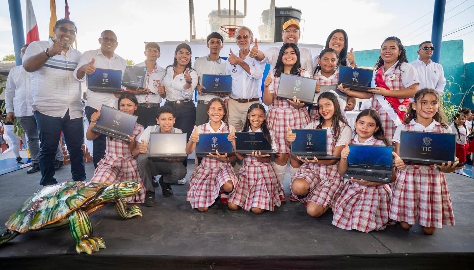 Entrega de computadores en Atlántico. 
