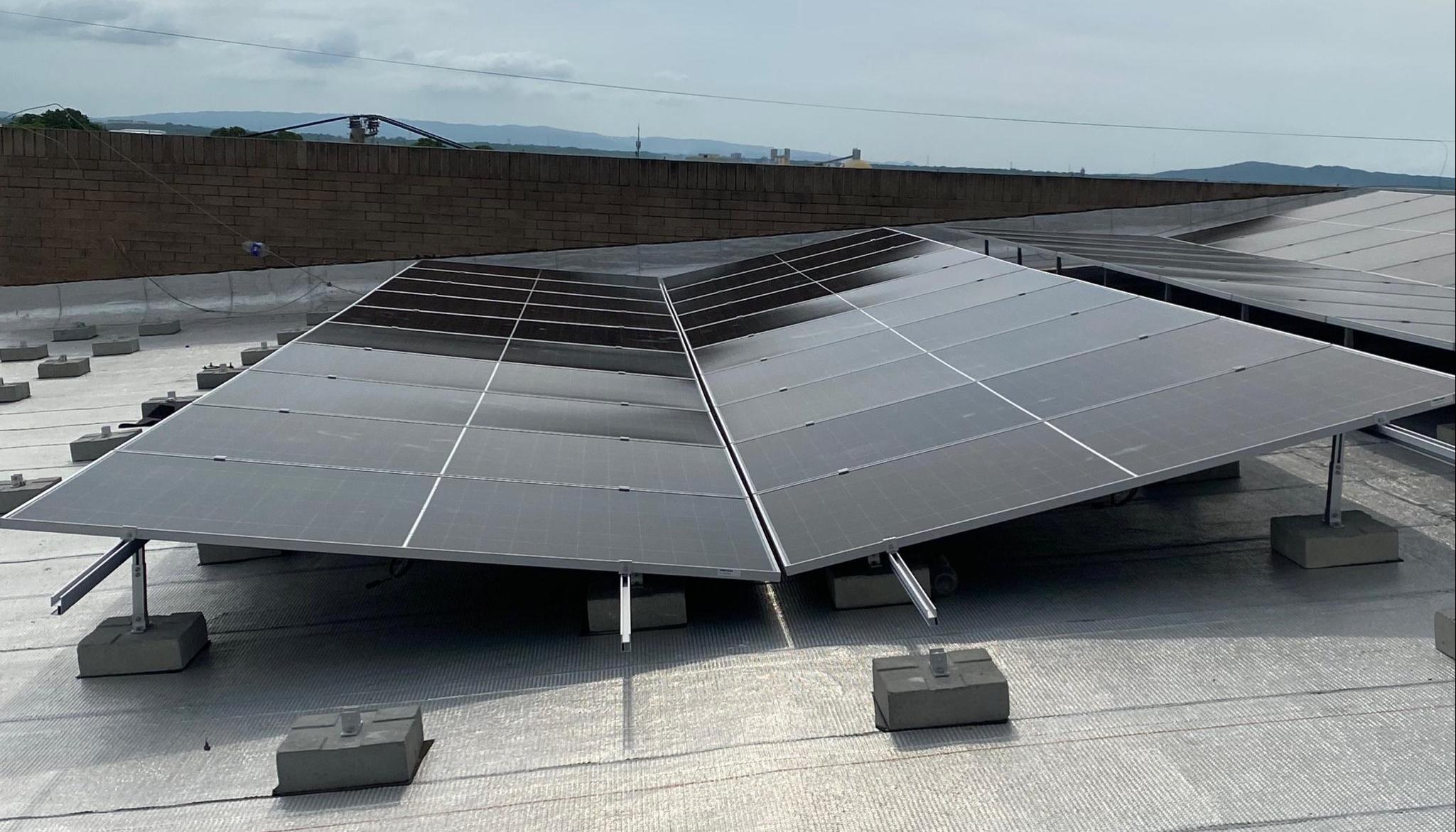 Se instalarán 2 mil paneles solares. 