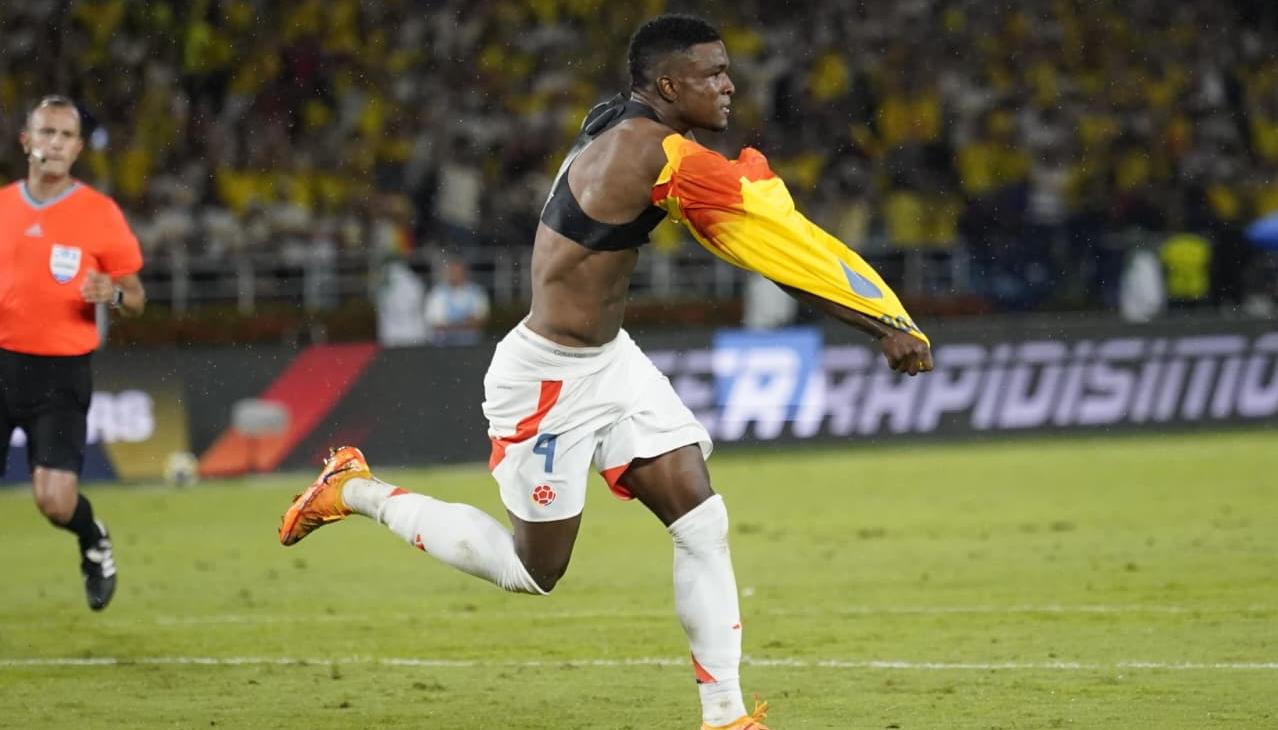 Jhon Córdoba festeja tras marcar el segundo gol de Colombia ante Bolivia.