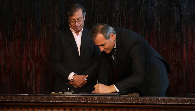 Juan Manuel Corzo durante su posesión ante el presidente Gustavo Petro. 