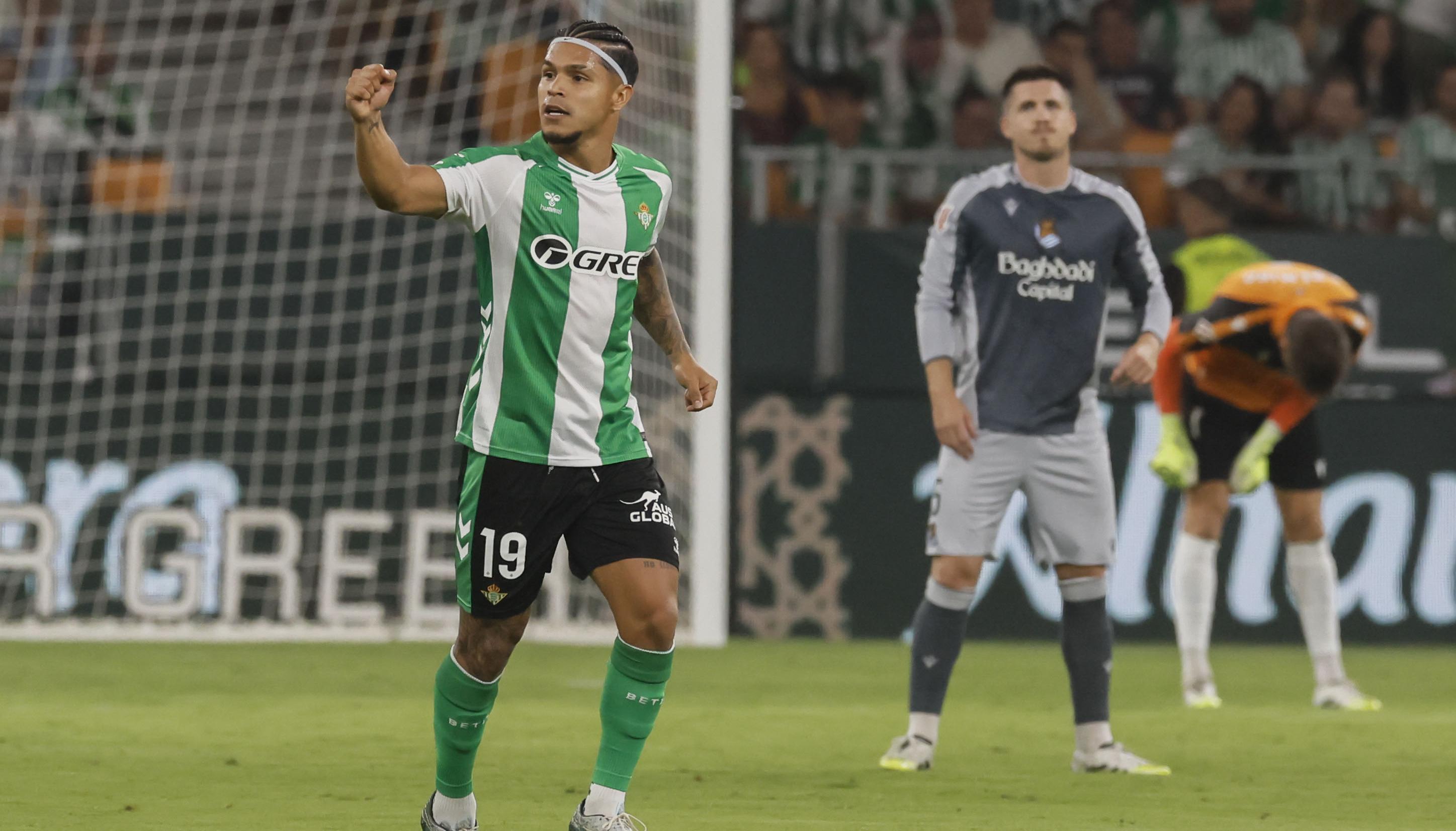El colombiano 'Cucho' Hernández festeja su gol contra Real Sociedad. 