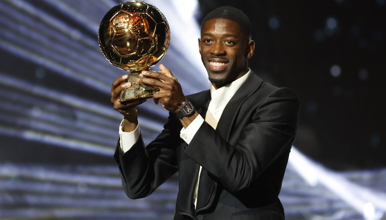 Ousmane Dembelé con el Balón de Oro entregado este lunes por France Football y la UEFA.
