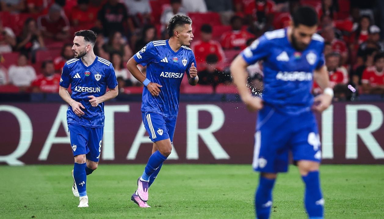 Camilo Durán (centro) tras marcar su gol ante el Benfica. 