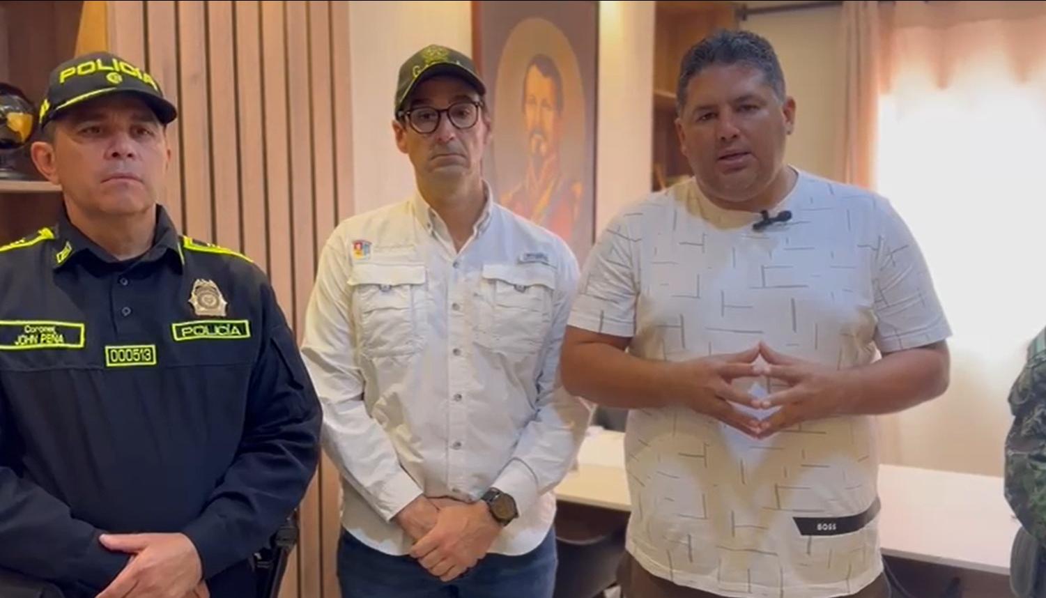 El comandante de la Policía del Atlántico, coronel John Harvey Peña; el secretario del Interior del Gobierno, José Antonio Luque, y el alcalde de Baranoa, Edinson Palma.