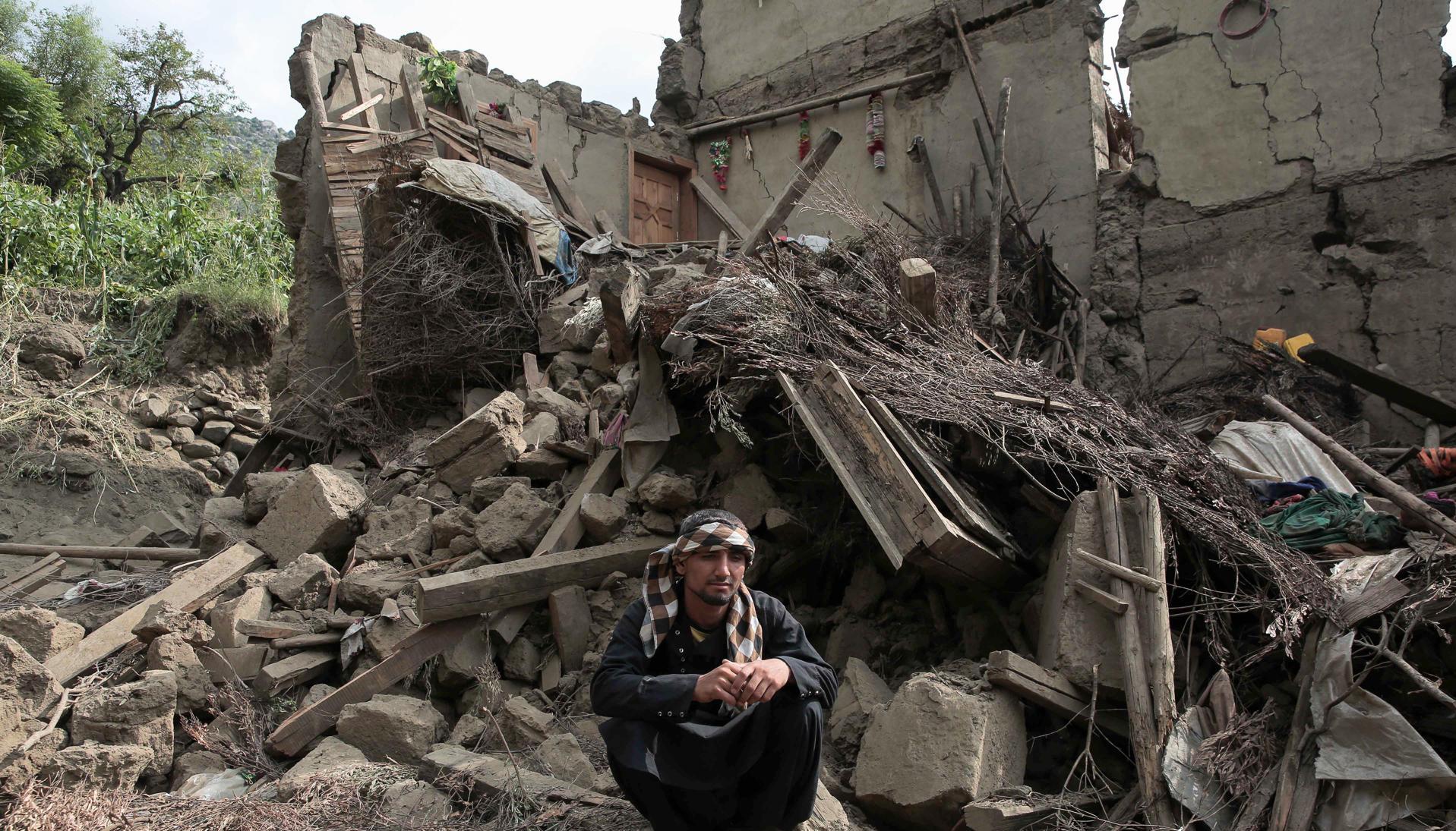 Casa destruida en Afganistán por el terremoto.