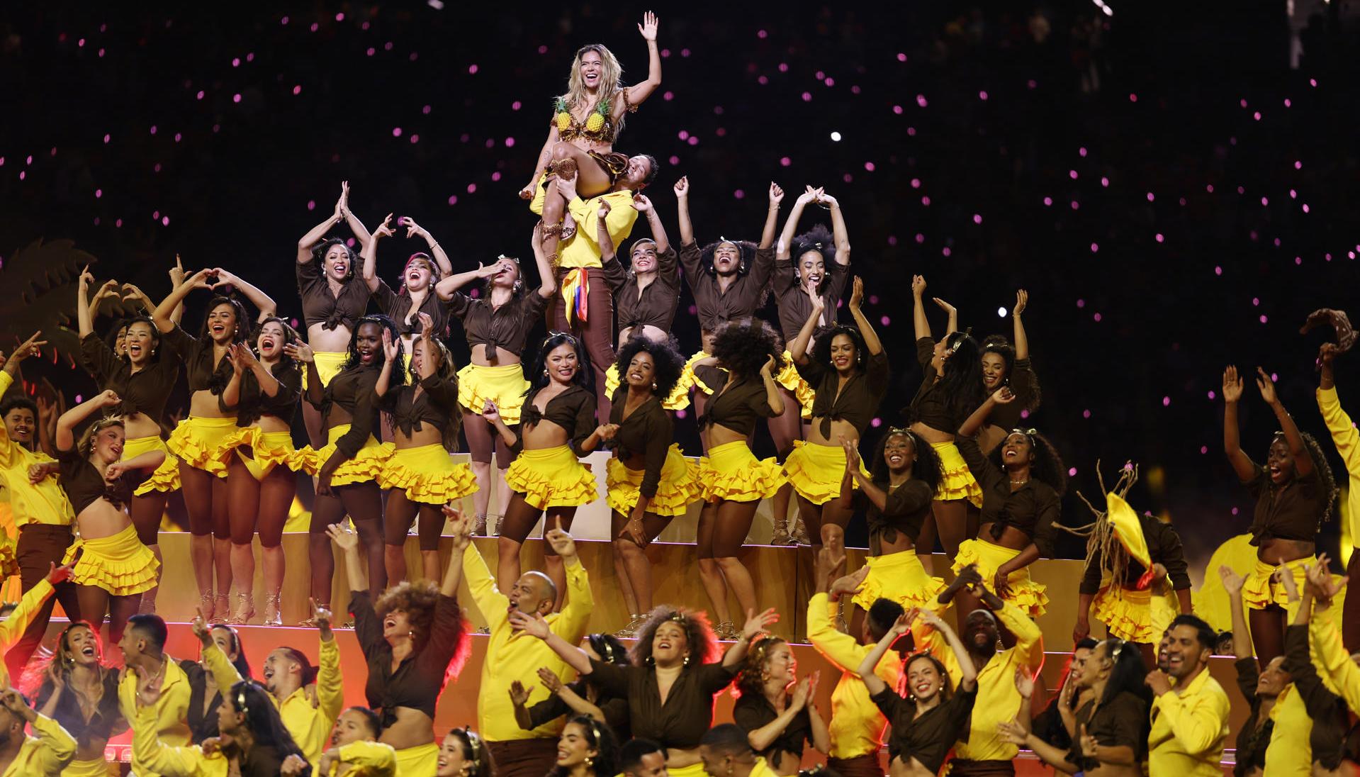 Karol G durante su presentación en el intermedio de un partido de la NFL entre Los Ángeles Chargers y Kansas City Chiefs. 