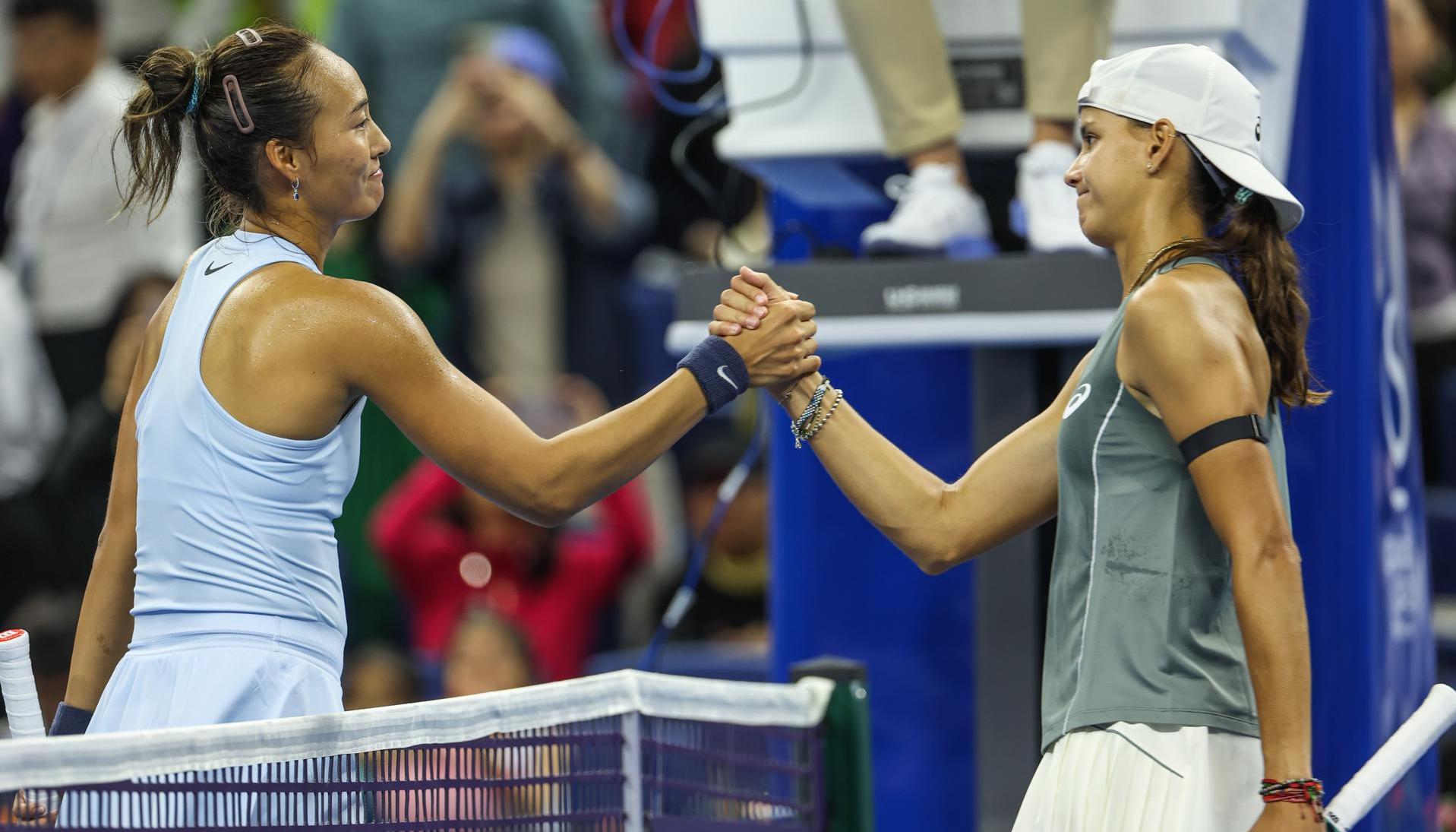 Zheng Qinwen y Emiliana Arango.