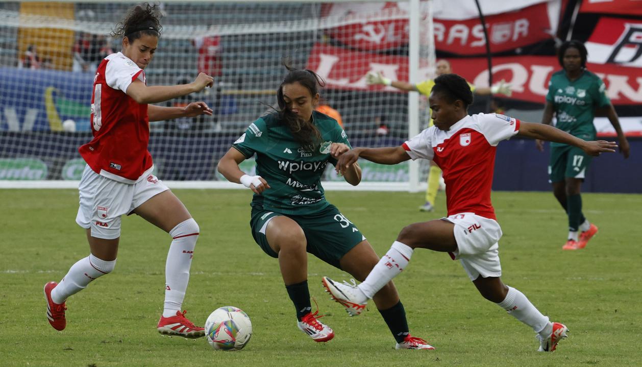Acción del partido de ida entre Santa Fe y Cali, en Bogotá. 