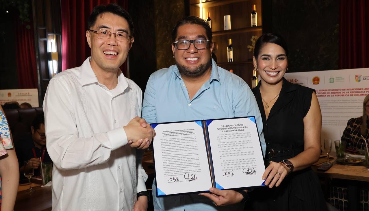 Embajador de China en Colombia, Zhu Jingyang, junto al alcalde de Puerto Colombia, Plinio Cedeño, y su esposa Katherine De la Hoz.
