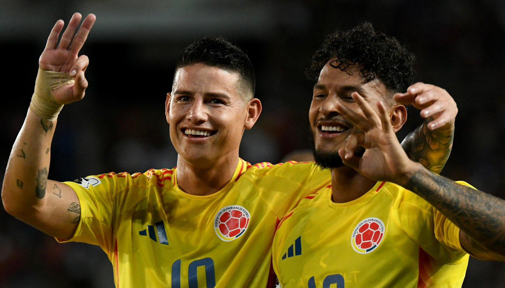 James Rodríguez celebra con Luis Suárez, figura de Colombia contra Venezuela. 