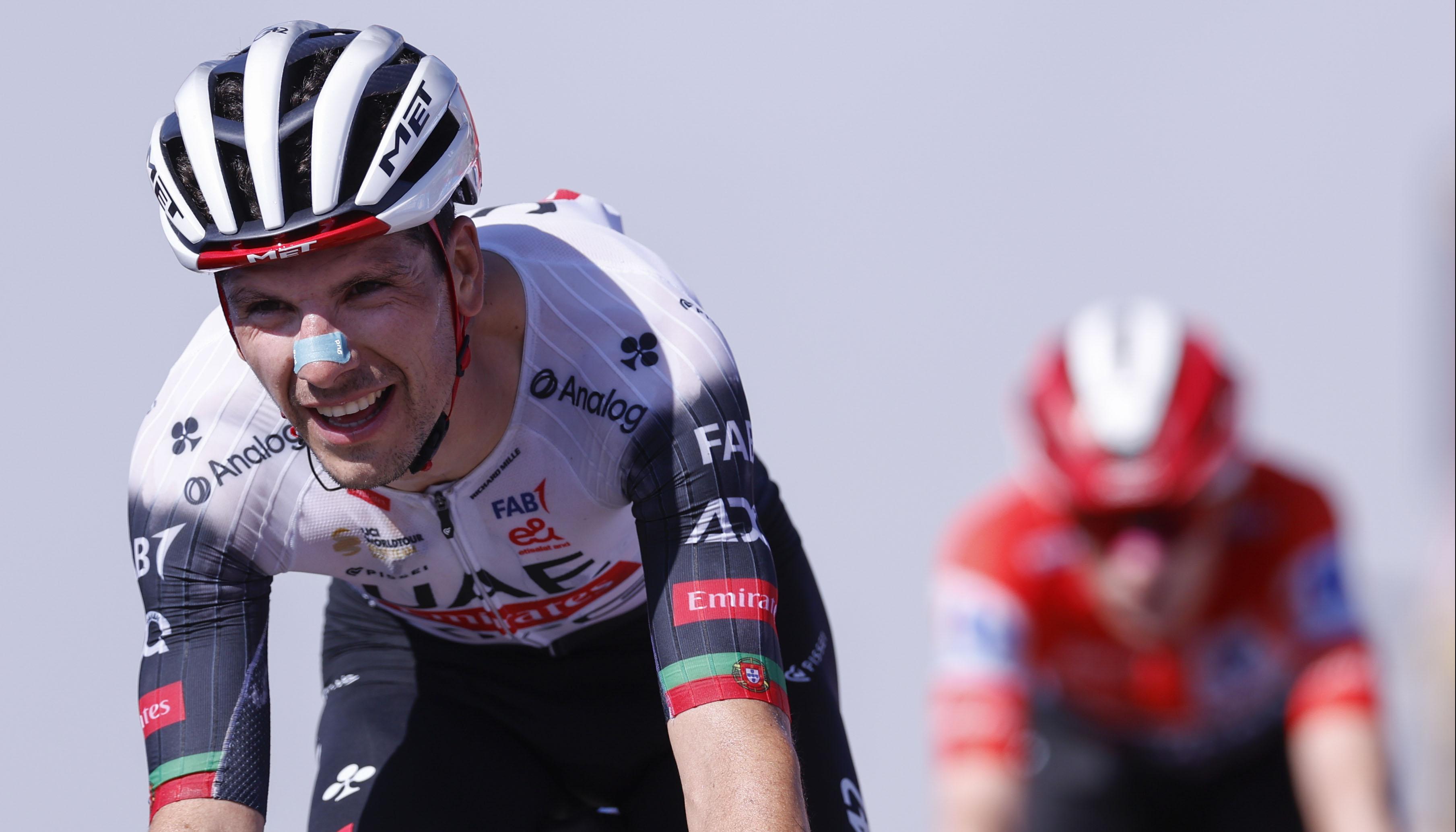 Joao Almeida supera en la meta al líder de la Vuelta, Jonas Vingegaard.