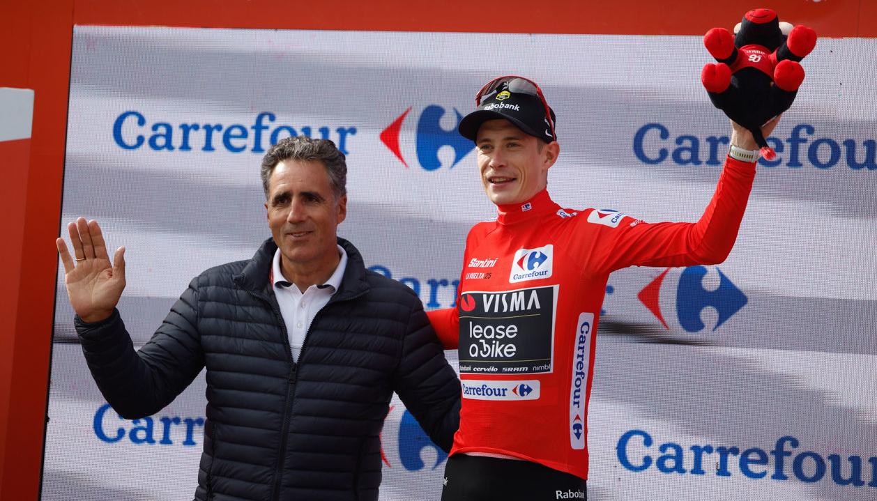 Jonas Vingegaard compartió en el podio con Miguel Indurain, cinco veces ganador del Tour de Fancia. 
