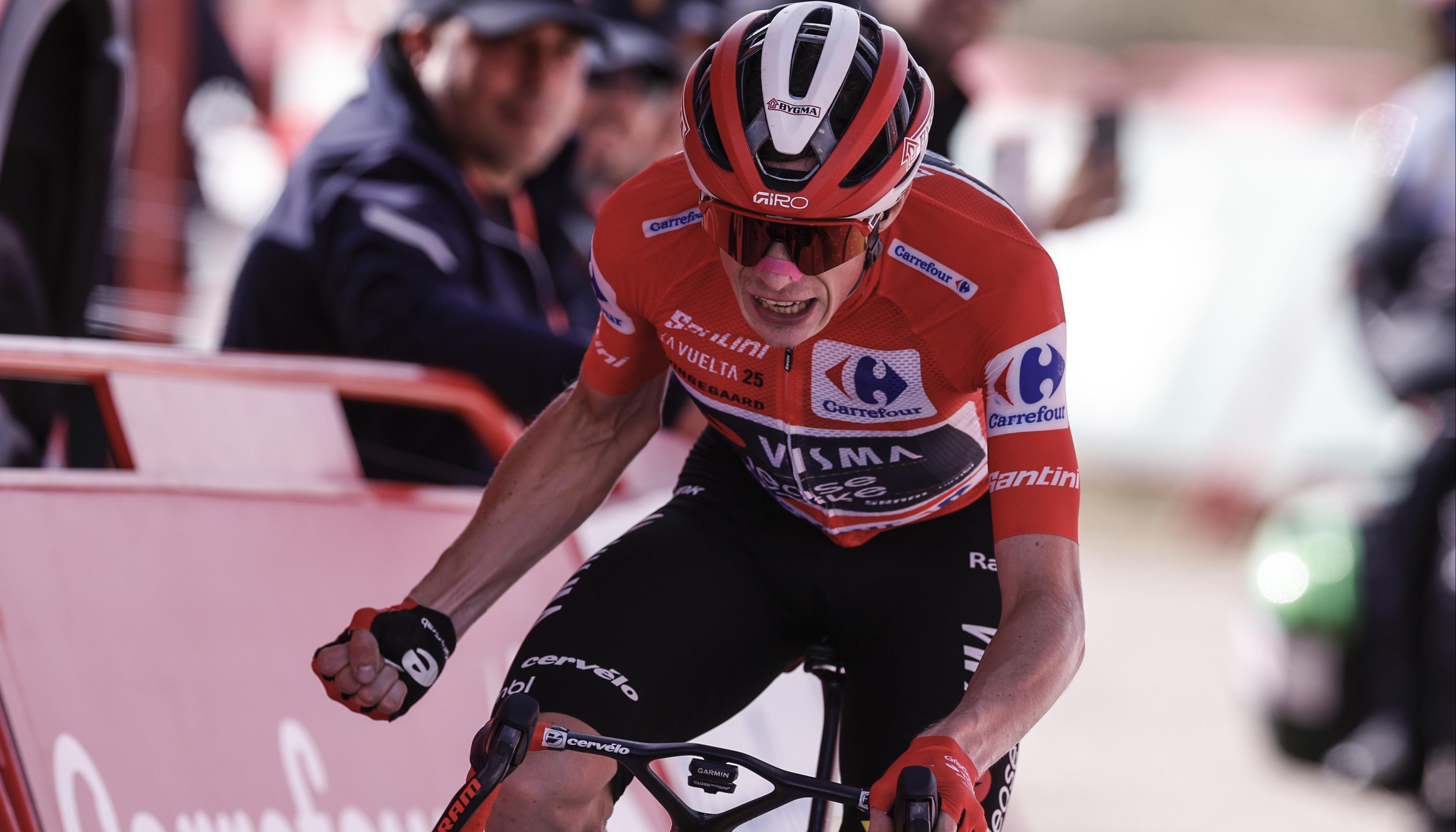 Jonas Vingegaard cruza la meta como ganador de la penúltima etapa de la Vuelta a España.