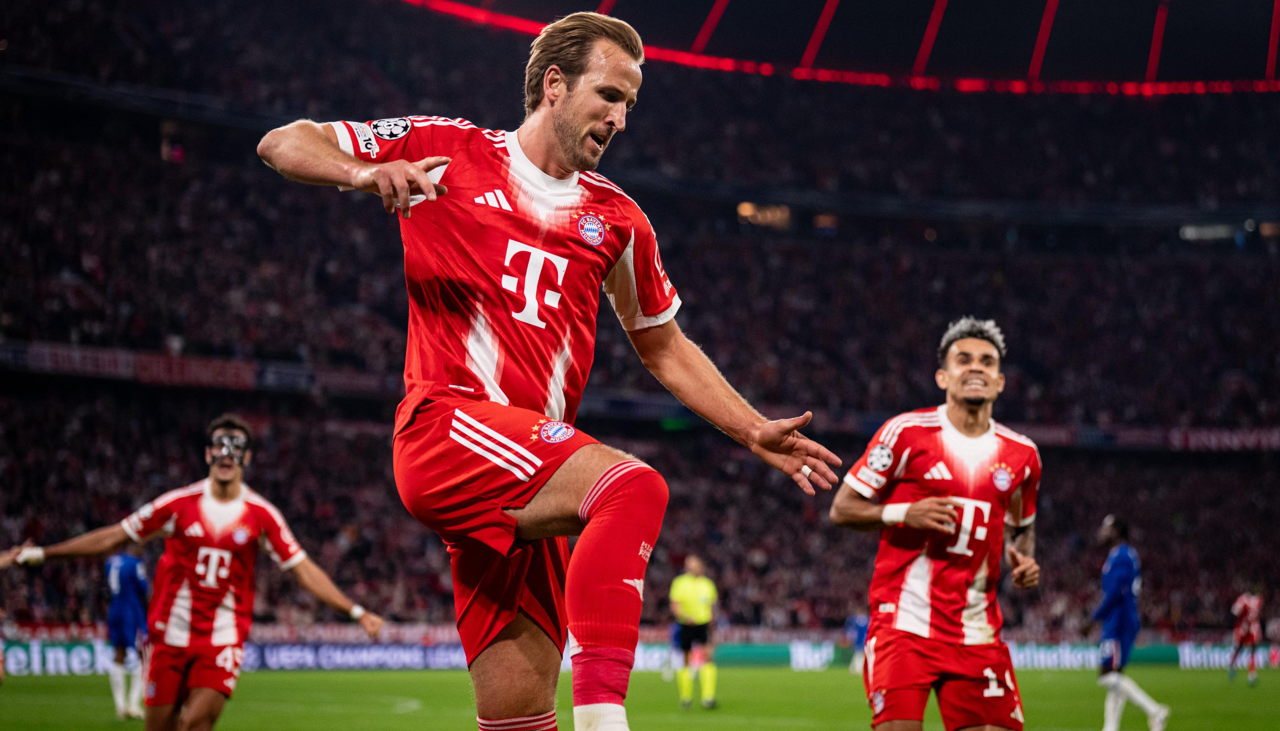 Harry Kane celebra uno de sus goles al Chelsea. Al fondo, el colombiano Luis Díaz. 