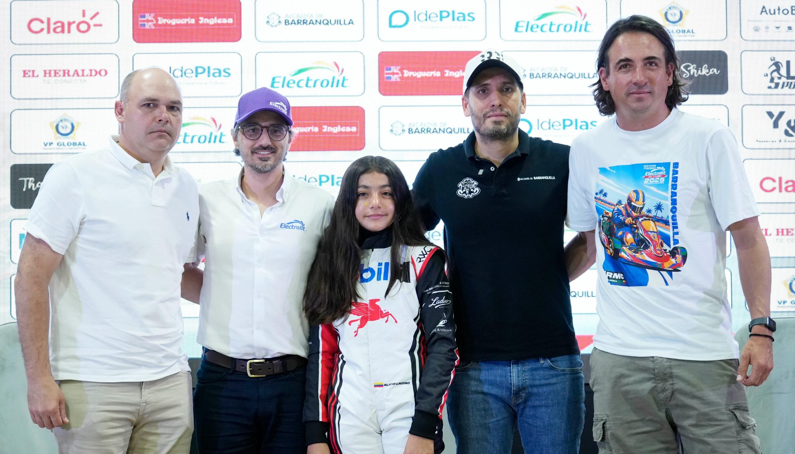 La piloto bogotana Alicia Ladino acompañada de los organizadores del Gran Premio Rotax del Caribe.  