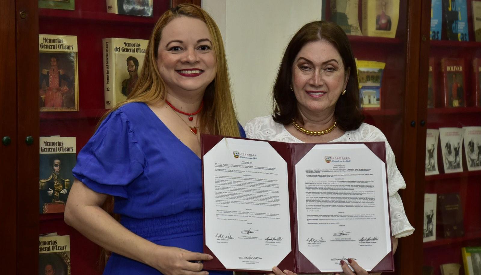 La diputada Alejandra Moreno y la periodista y escritora Loor Naissir.