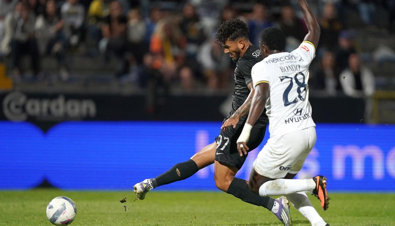 El remate de Luis Suárez que significó el gol del triunfo del Sporting 