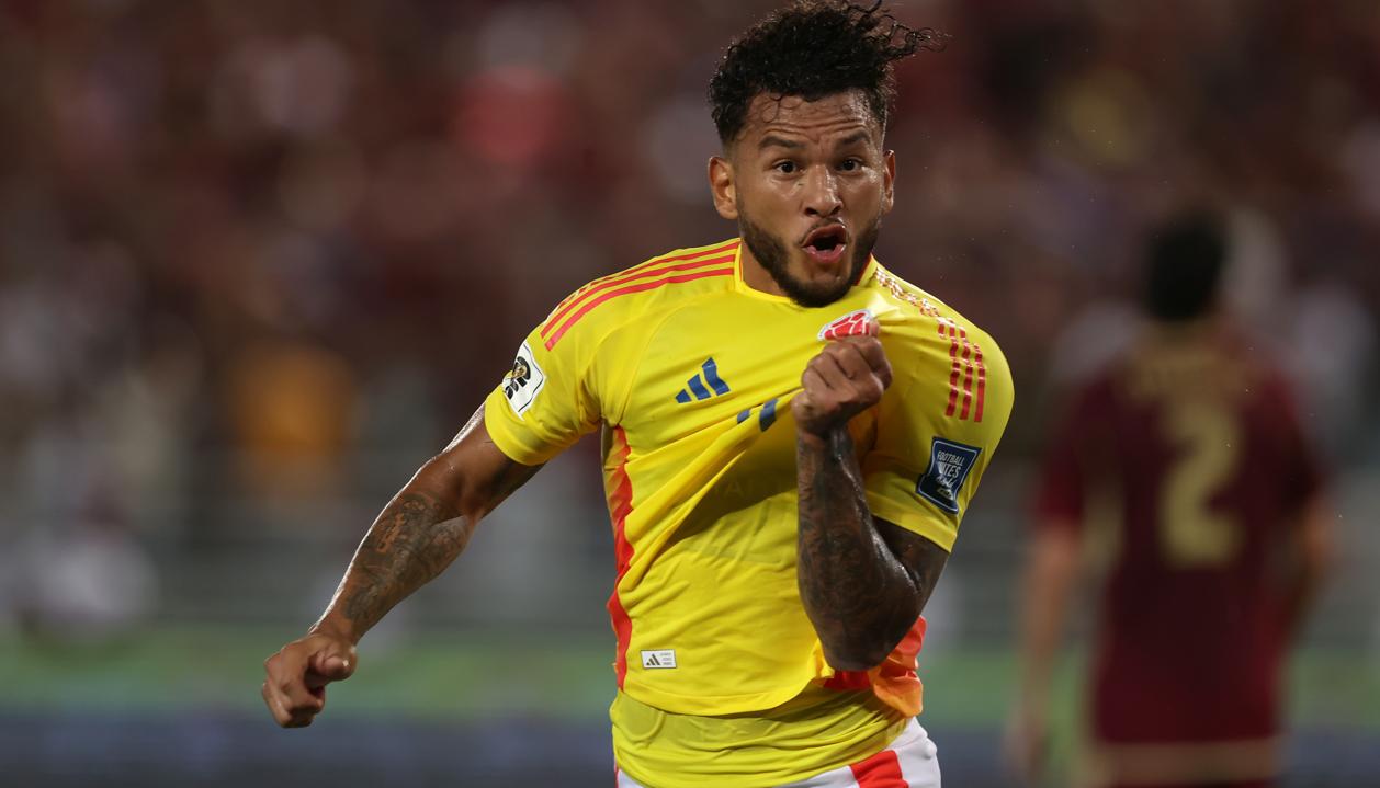 El samario Luis Suárez festejando uno de sus goles contra Venezuela, en Maturín.