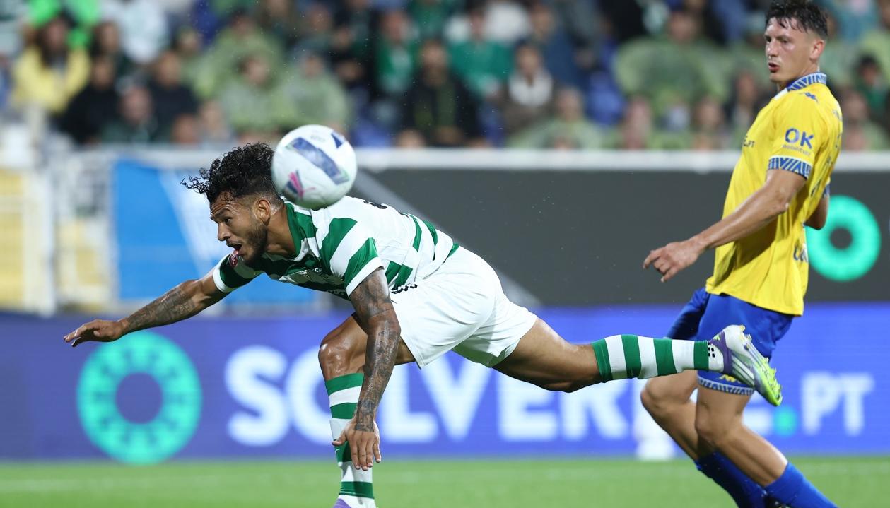 Luis Suárez intenta rematar hacia la portería del Estoril Praia.