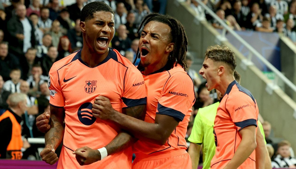 Marcus Rashford celebra con su compañero de equipo Jules Kounde. 