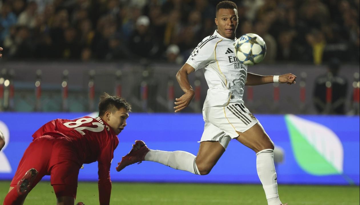 Kylian Mbappé en la jugada donde marcó el segundo gol del Real Madrid. 