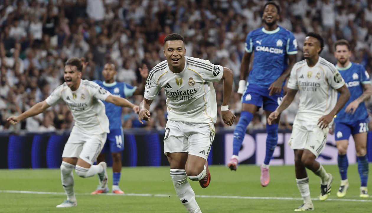 Kylian Mbappé celebra tras marcar, de penalti, el segundo gol del Real Madrid.
