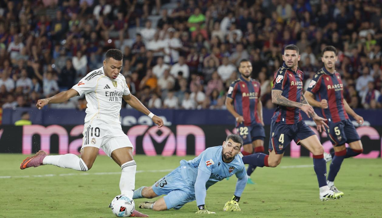 Kylian Mbappé marca el cuarto gol del Real Madrid, segundo en su cuenta personal. 