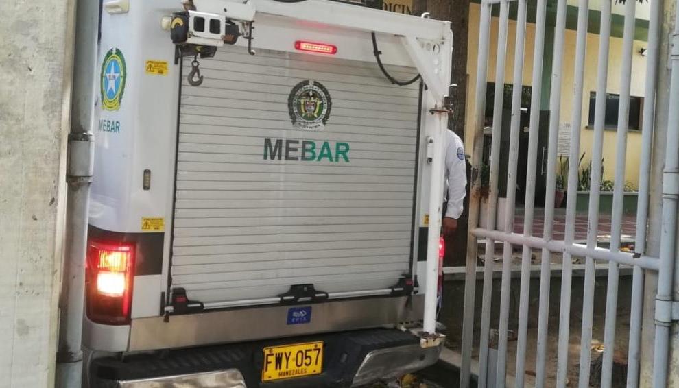 Vehículo entra a las instalaciones de Medicina Legal, en Barranquilla. 