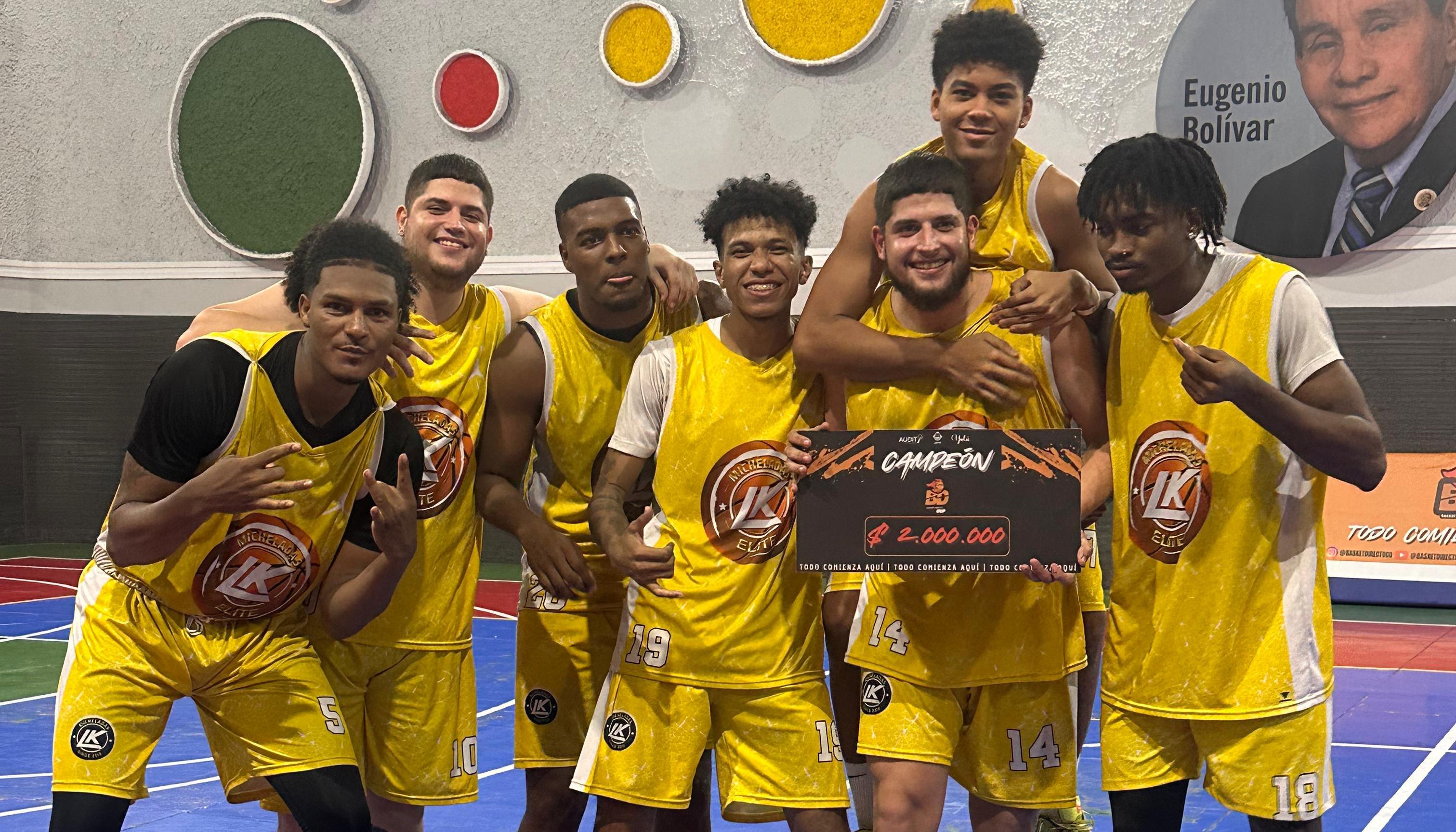 Integrantes de Micheladas LK Élite tras conquistar el título del Basket Directo CUP.