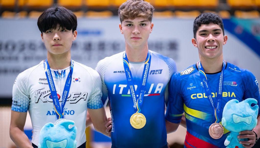 El coreano Jichan Kim (plata), el italiano Cristian Scassellati (oro) y el colombiano Wílmar Charris (bronce).