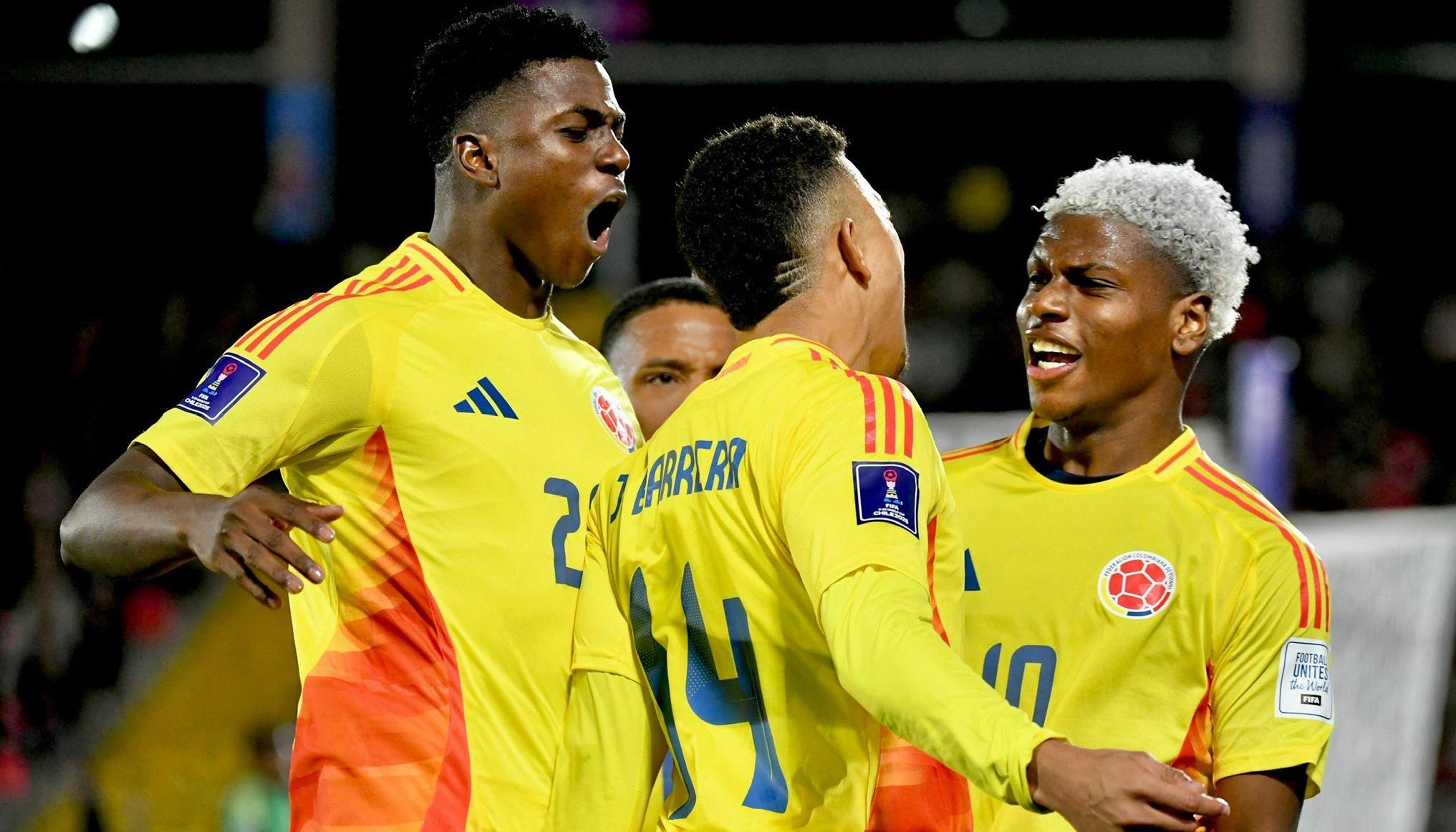 Neiser Villarreal y Jordan Barrera celebran con Óscar Perea, autor del gol del triunfo de Colombia.