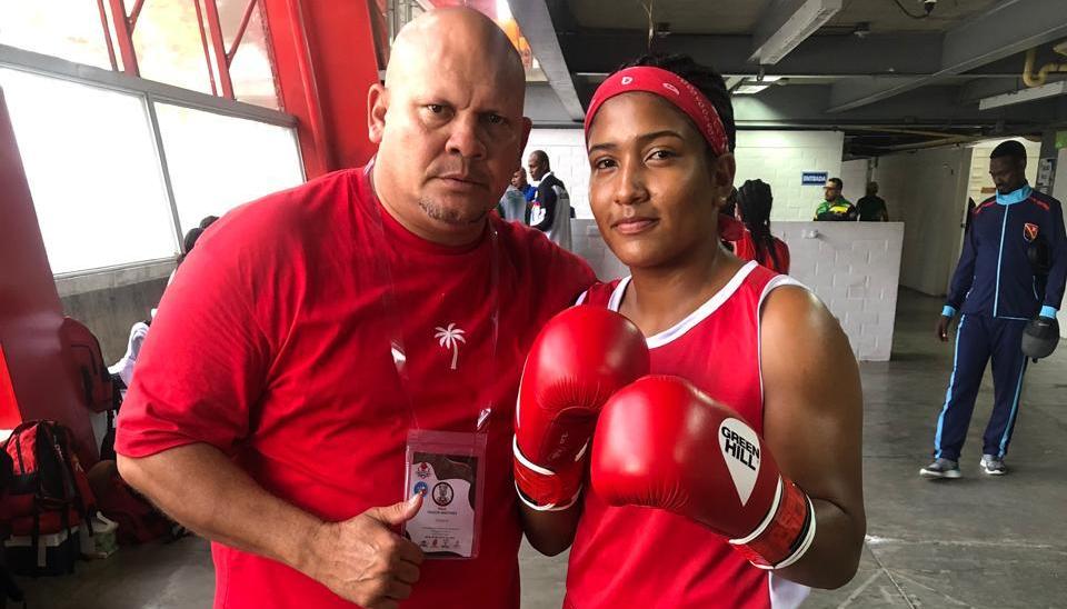 Raúl Pinzón, entrenador departamental, junto a la boxeadora Melani Pérez. 