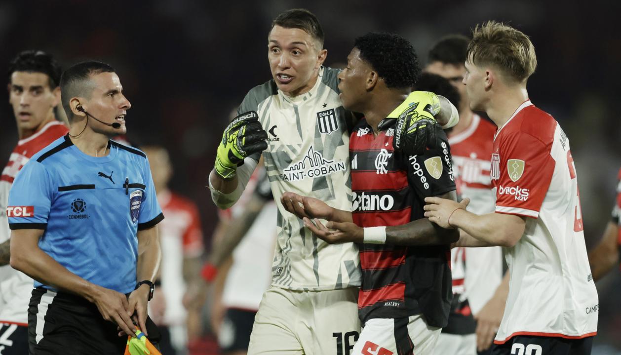 Gonzalo Plata abandona la cancha tras ser expulsado por el árbitro colombiano Andrés Rojas. 