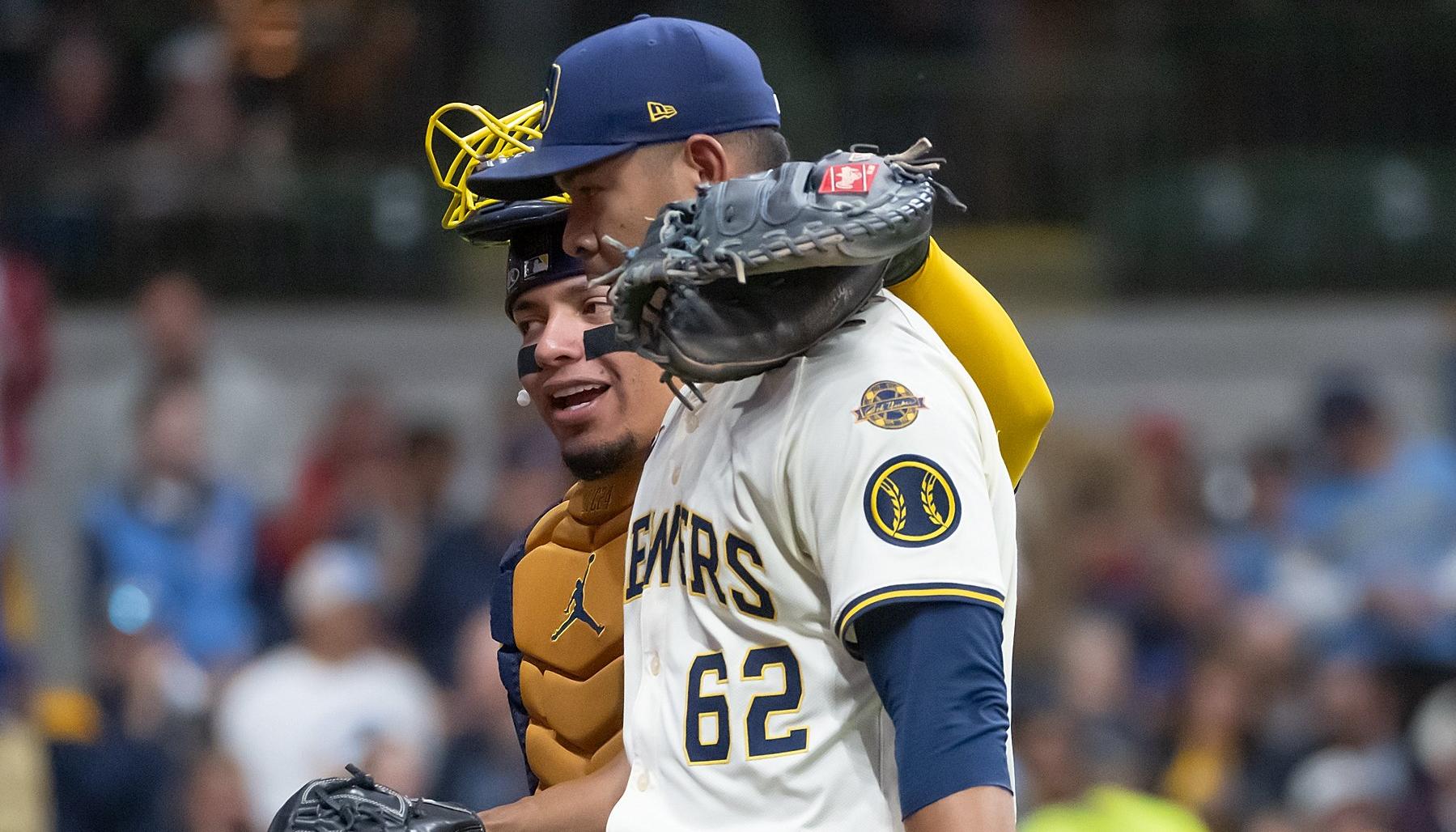José Quintana y el receptor venezolano William Contreras durante el juego contra los Filis.
