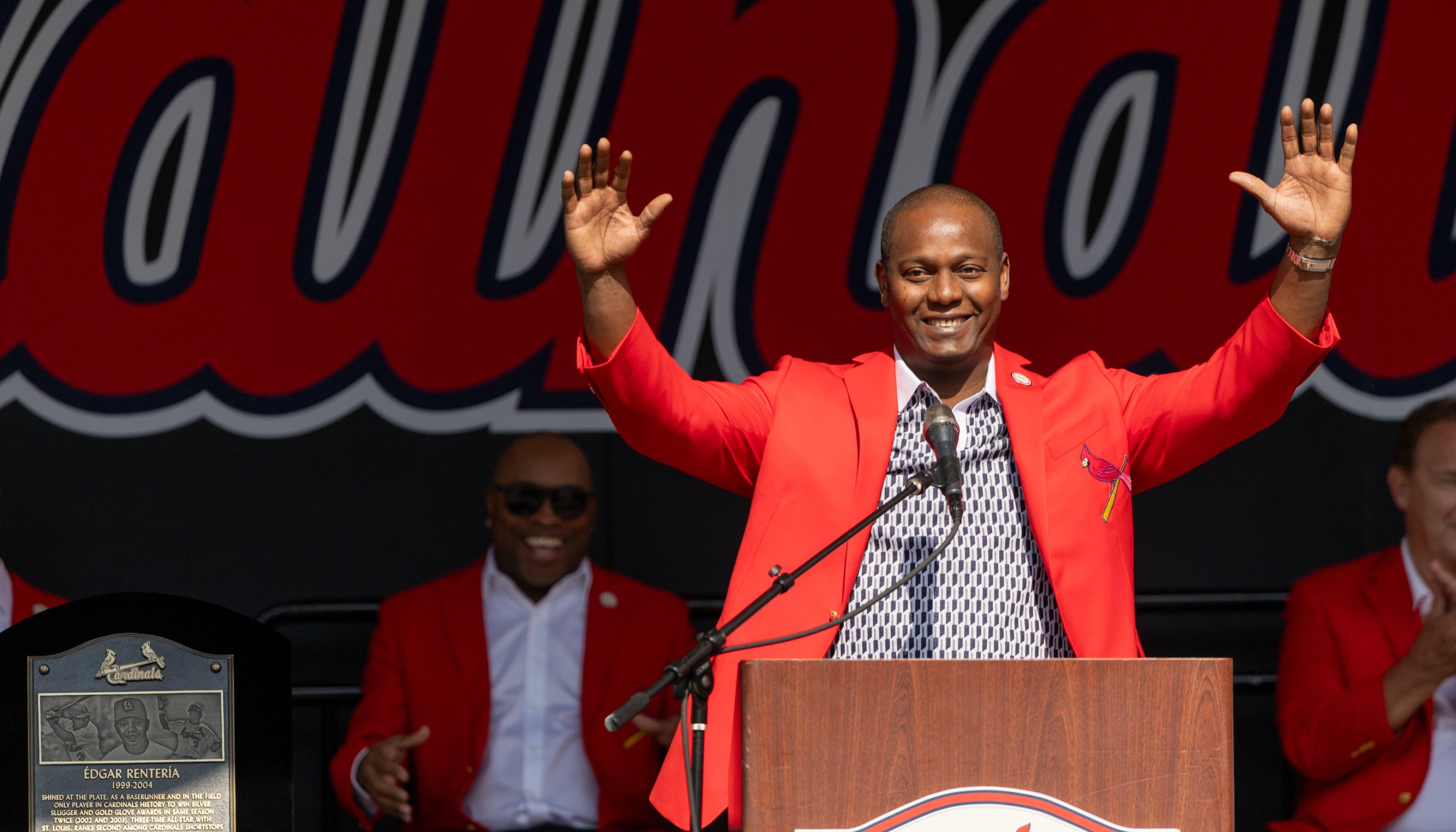 Édgar Rentería tras recibir la chaqueta roja como miembro del Salón de la Fama de los Cardenales de San Luis. 