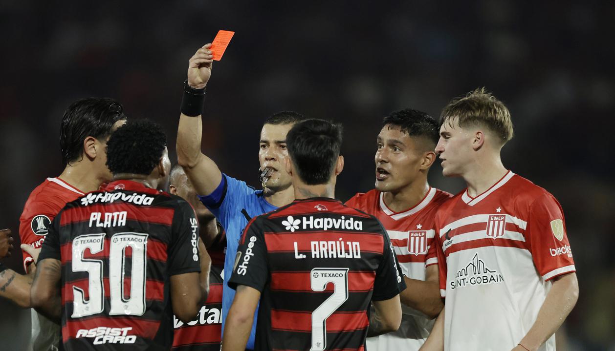 El árbitro colombiano Andrés Rojas al momento de expulsar a Gonzalo Plata, de Flamengo.