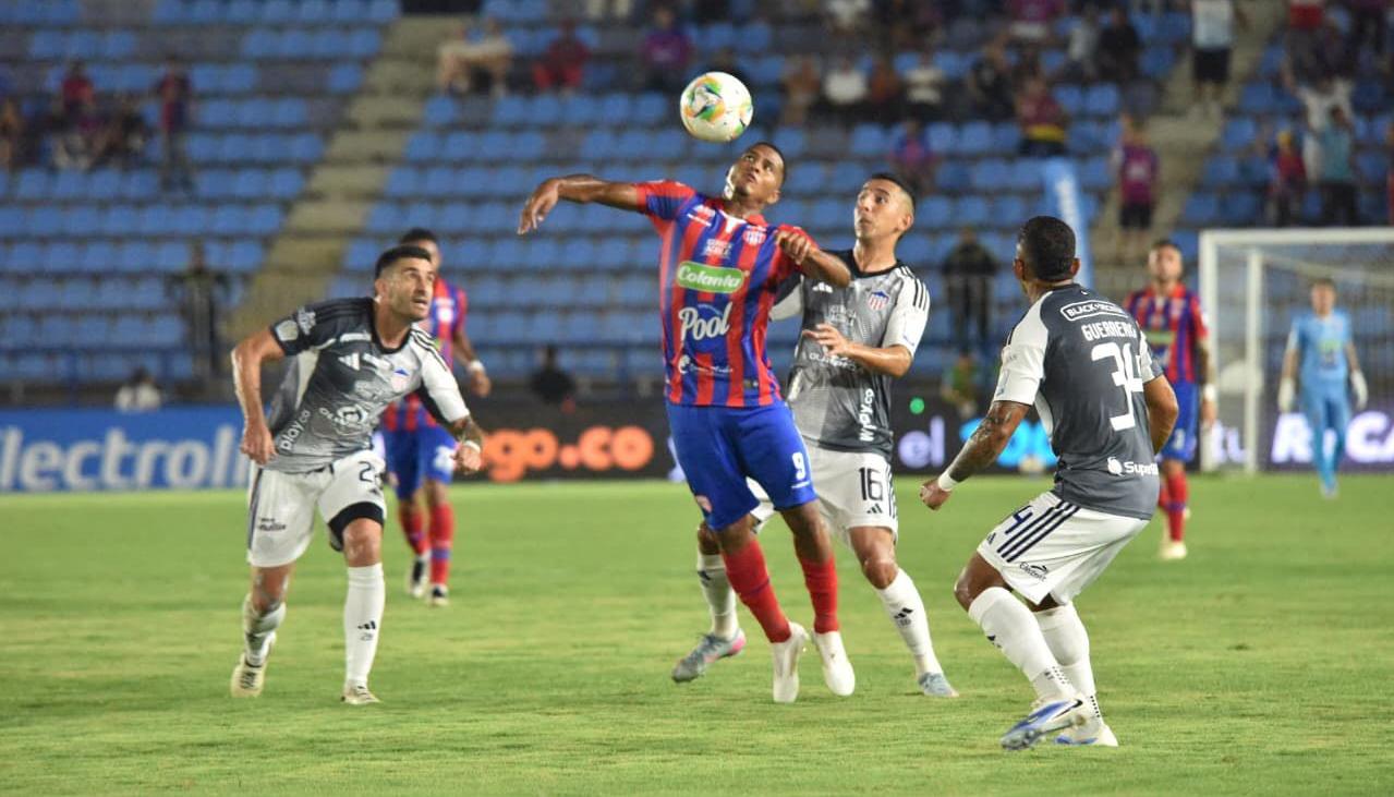 Cristian Iguarán, autor de primer gol del Unión, intenta controlar la pelota.