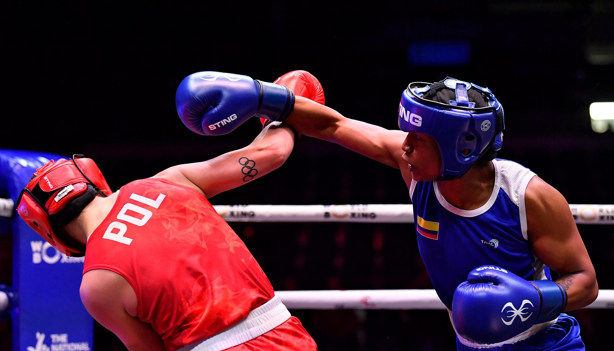 La colombiana Valeria Arboleda (azul) intenta conectar a la polaca Julia Szemereta