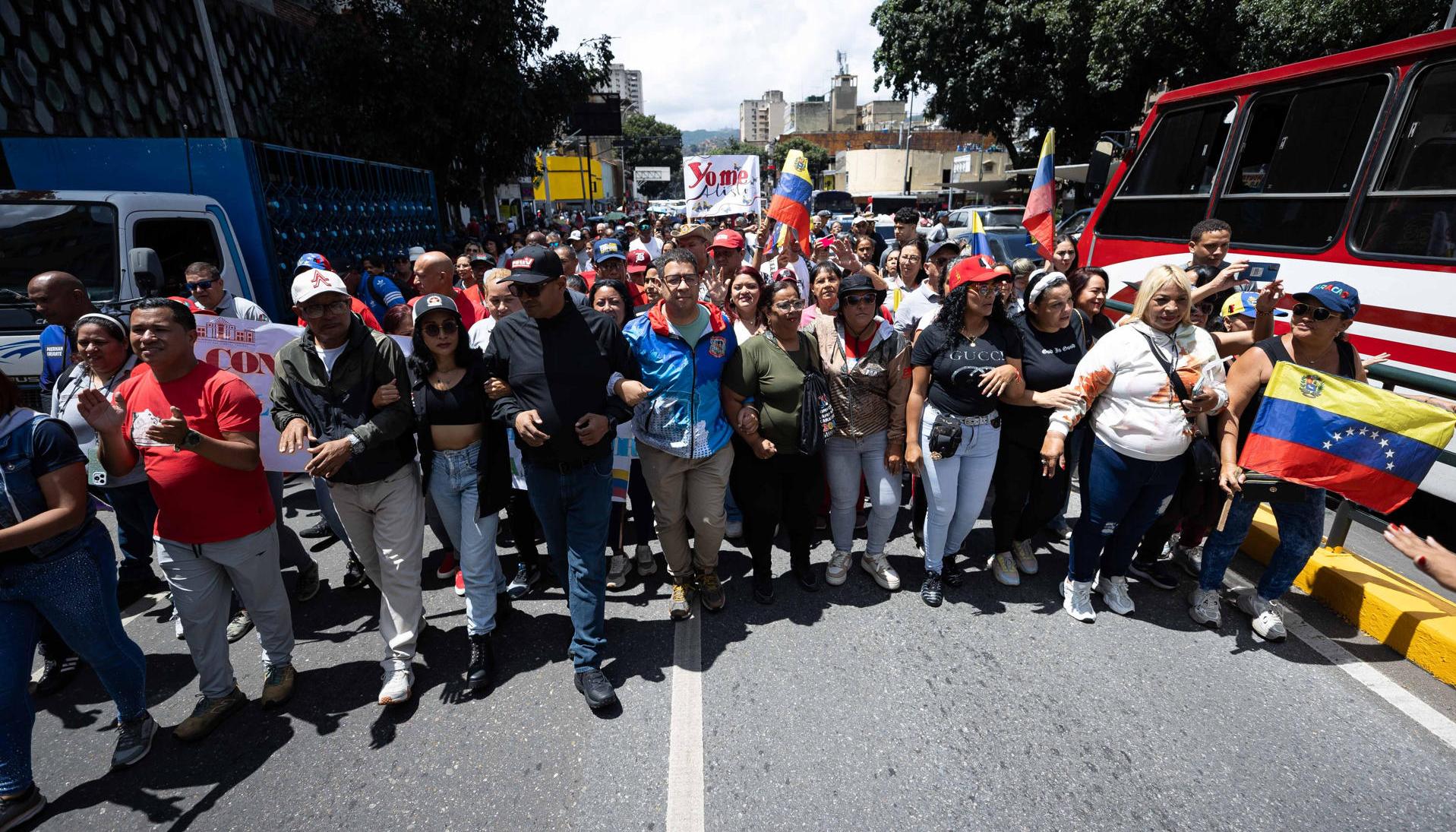 Personas participan de una marcha en respaldo al presidente de Venezuela, Nicolás Maduro.