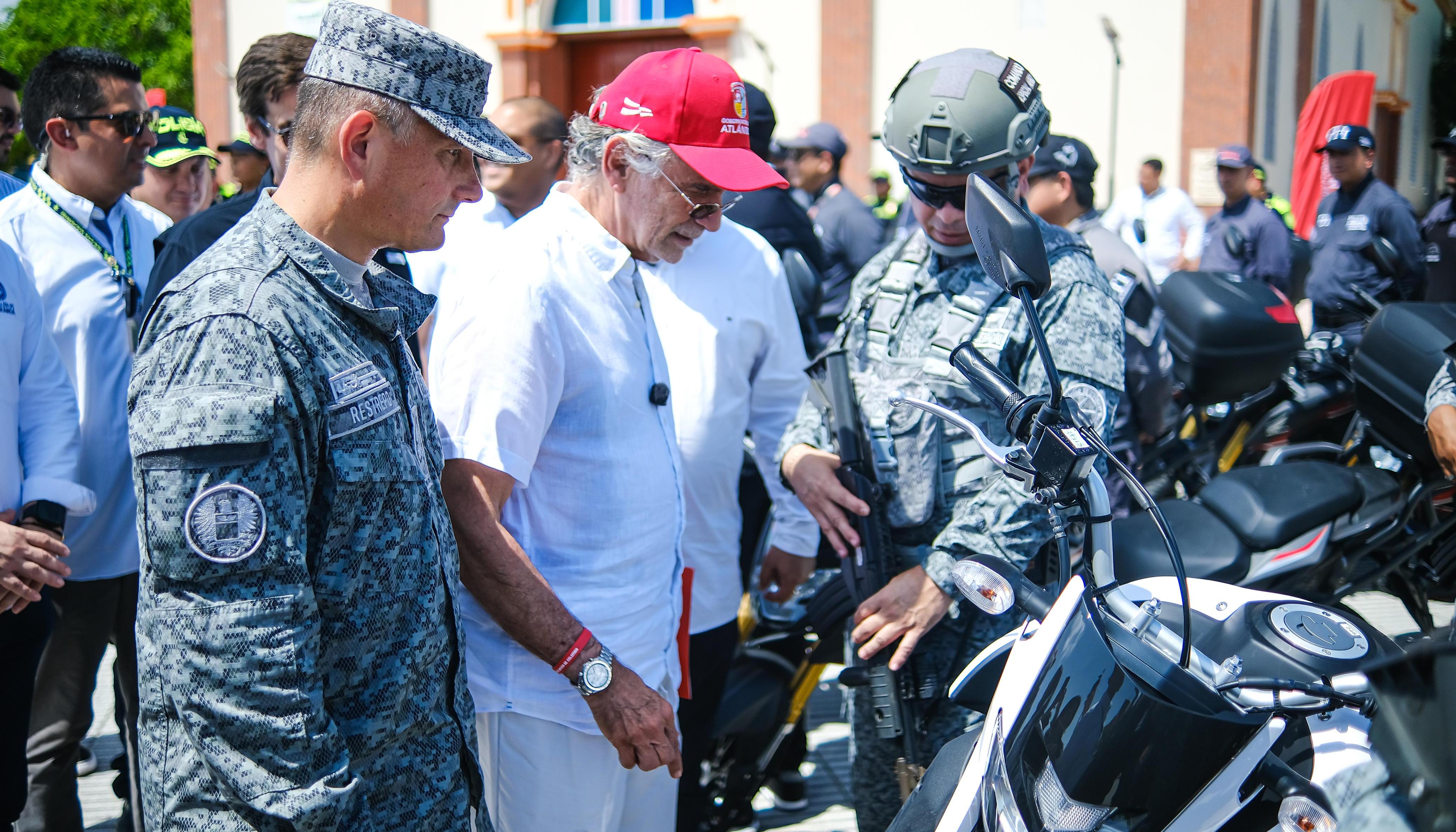 Gobernador Verano en la entrega de motocicletas en Sabanagrande.