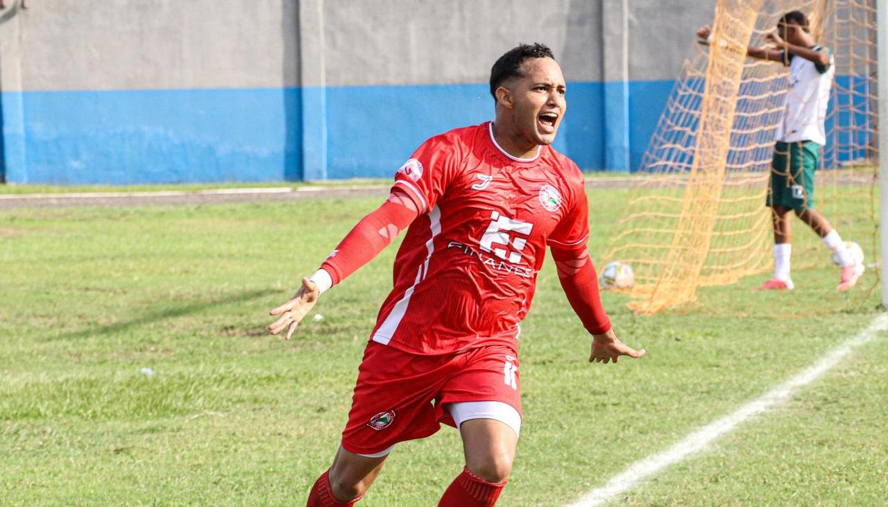 El atacante Víctor García celebra su gol contra Paz y Futuro. 