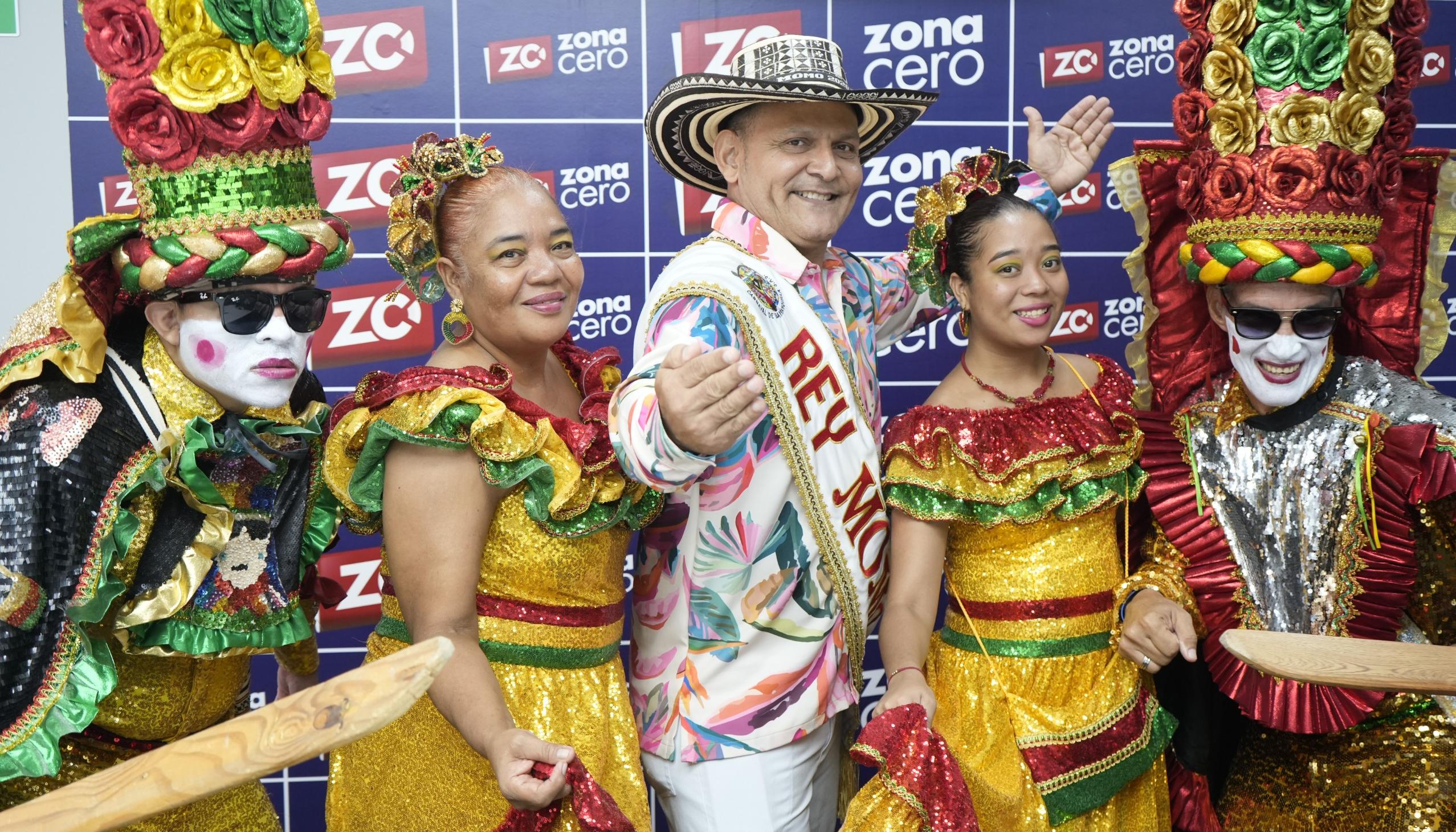 Rey Momo y parte del Congo Grande de Barranquilla. 